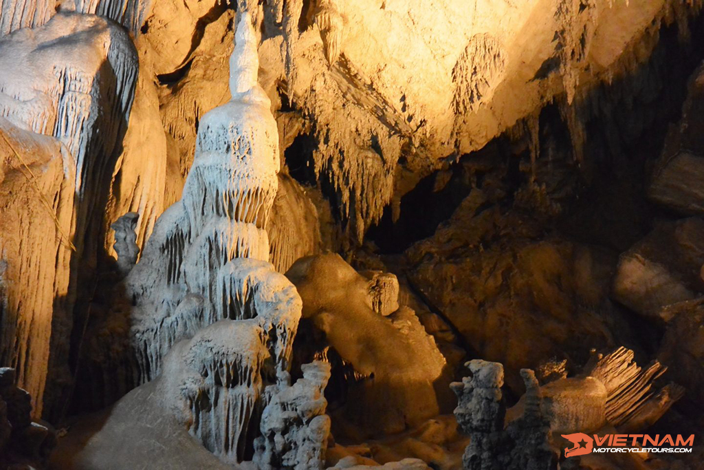 Hua Ma cave - Ba Be lake motorcycle tours