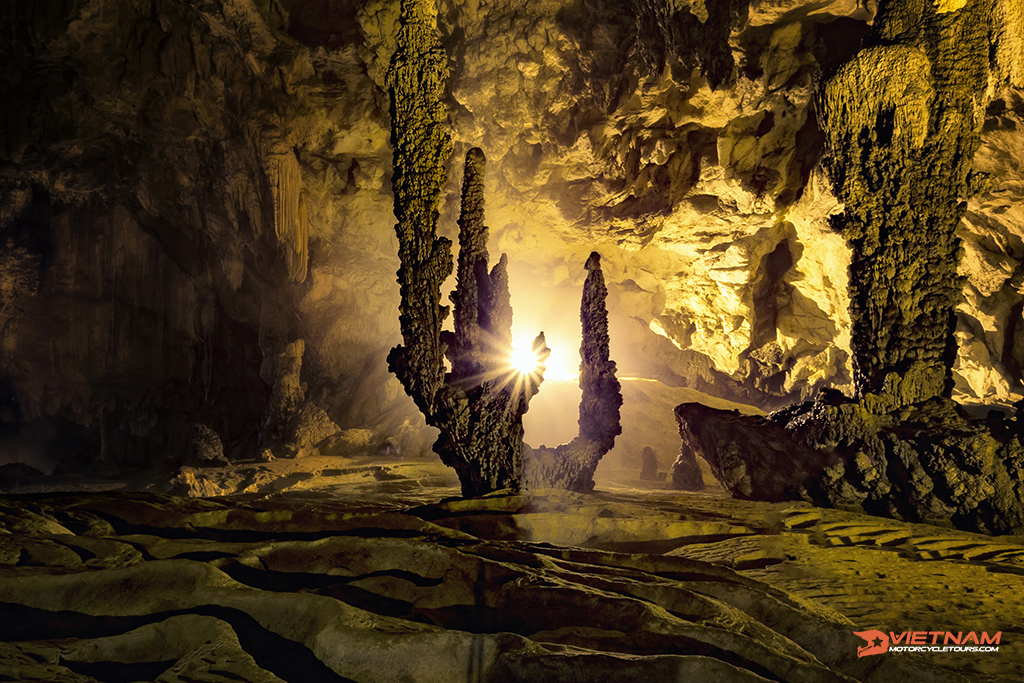 Nguom Ngao Cave - Cao Bang motorcycle tour