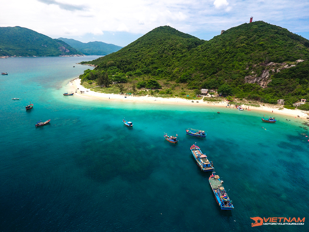 Phu Yen rock ground - Motorcycle in Vietnam