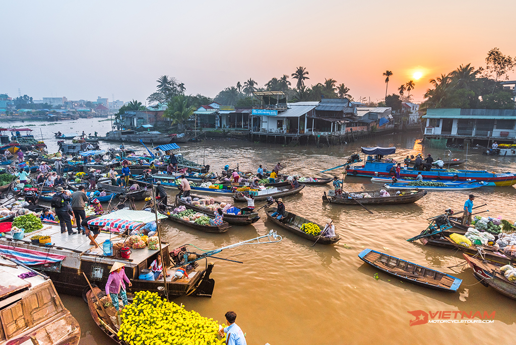 Experience the Cai Rang floating market by motorcycle - Mekong delta motorbike tour
