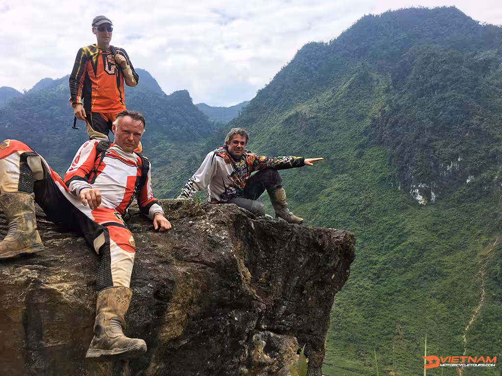 Discover Ha Giang by motorcycle 2021 - The majestic natural beauty of the first land of the country