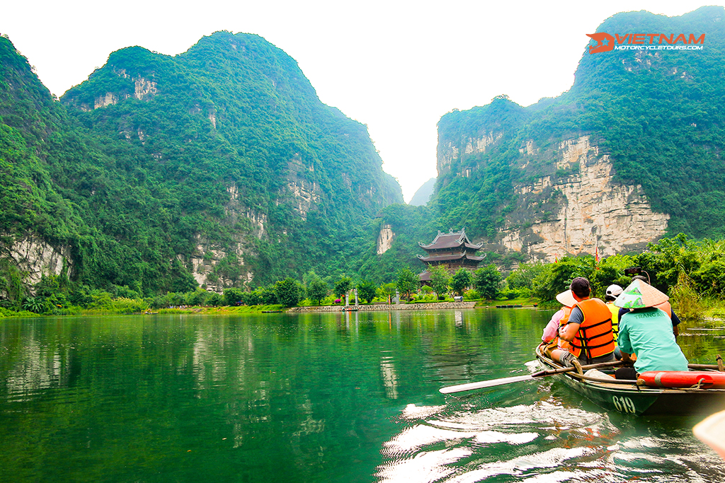 Floating boat on Trang An, Ninh Binh