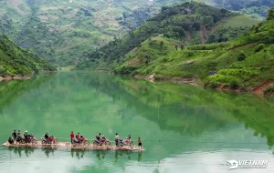 Adventurous hearts on a 7-day Ha Giang motorbike tour