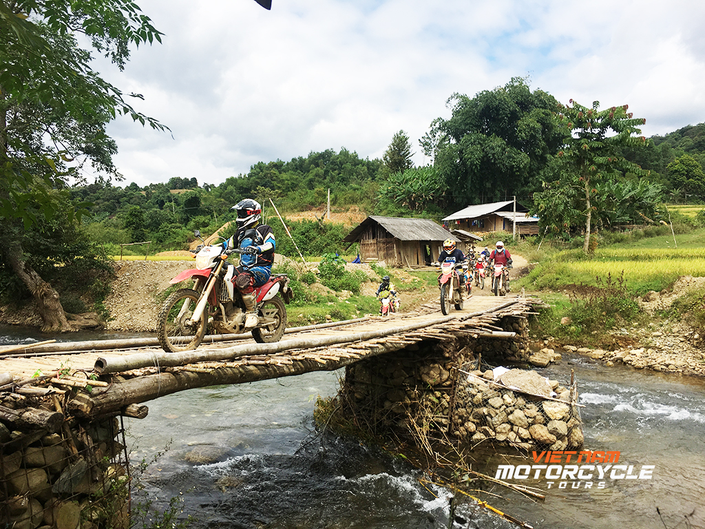 Traveling to Ba Be Lake has many fun things to do - Experience Ba Be lake by motorcycle