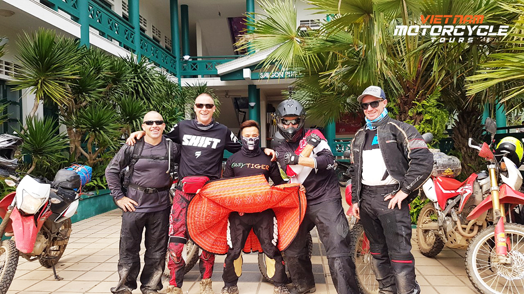 How will the Vietnam Motorcycle Tours Company serve tourists? 5 A knowledgeable and experienced tour guide - Vietnam Motorcycle Tours Company